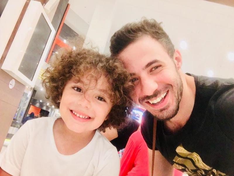 ياسين ابن الراحلة غنوه مع والده إيهاب عبدالباقي الموزع الموسيقي