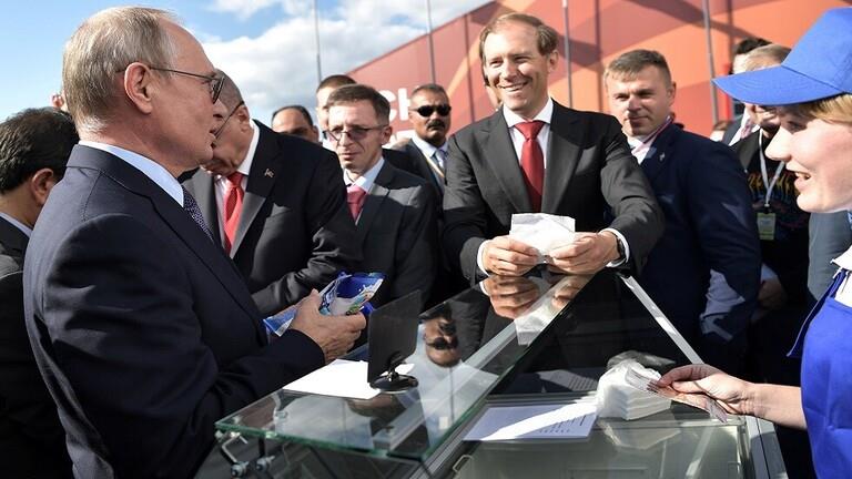 سر شخصية بائعة الآيس كريم للرئيس بوتين في معرض الطيران !