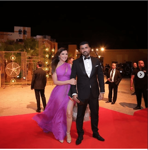 بالفيديو شاهدا فضيحة فستان مي عمر أمام زوجها في الجونة