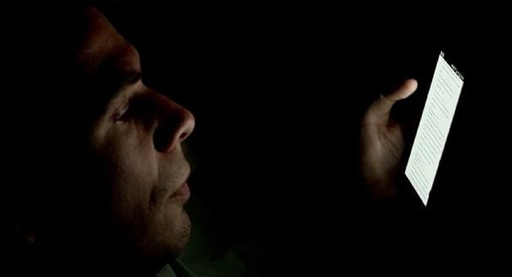 خطر جسيم يهدد عينيك عند النظر طويلاً إلى هاتفك في الظلام !