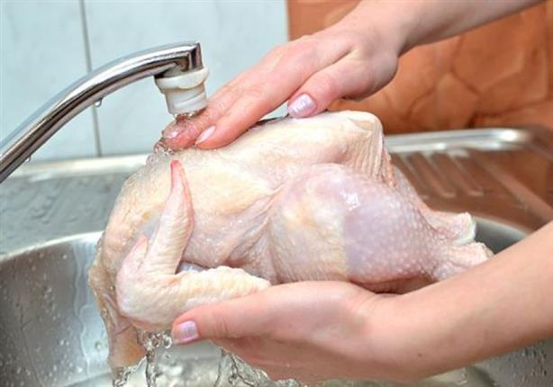 تحذير... غسل الدجاج يسبب الإصابة بالتسمم