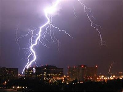 بالفيديو .. هكذا ضربت الصاعقة رجلا كان يتنزه مع كلابه !