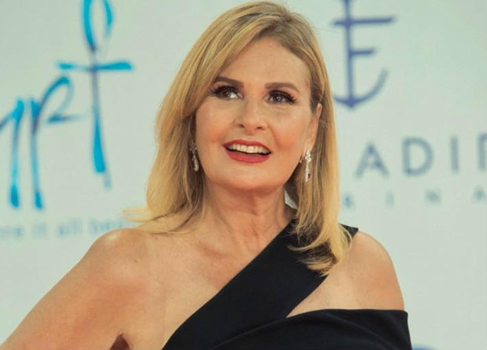 يسرا ومينا مسعود وجميلة عوض فى حفل تتويج محمد صلاح بجائزة رجل العام 2019