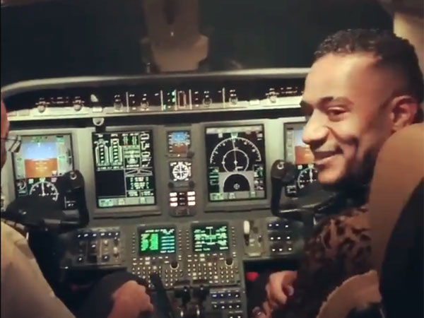 تعليق محمد رمضان على واقعة قيادة الطائرة مشاهير