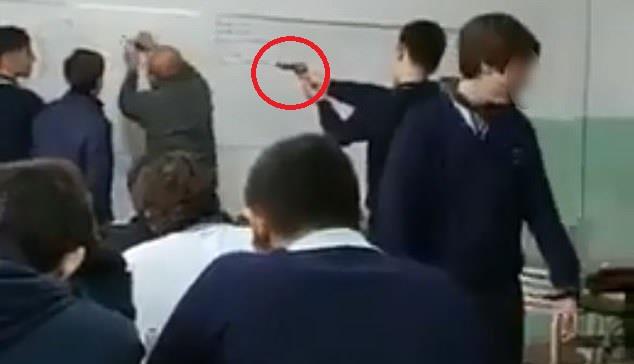 بالفيديو... طالب يصوب مسدسا نحو رأس معلمه أثناء حصة دراسية