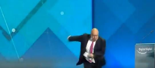 بالفيديو...وزير الاقتصاد الألماني يسقط أرضاً في مؤتمر صحفي
