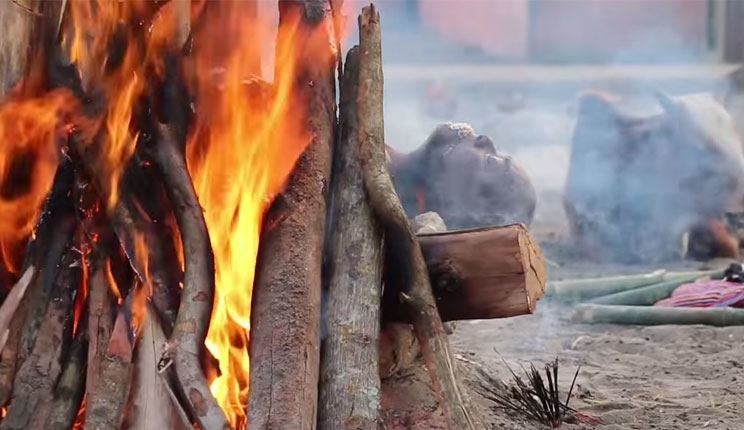 بالفيديو... معجزة عودة مسنة للحياة قبل حرقها ظناً أنها ماتت