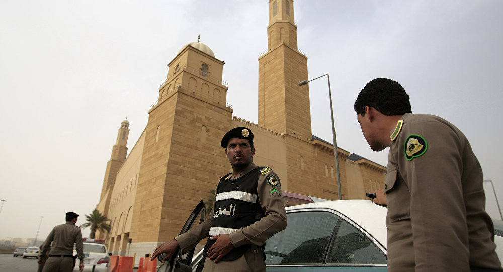 بالفيديو .. القبض على شابين قاما بتصرفات فاضحة في الرياض