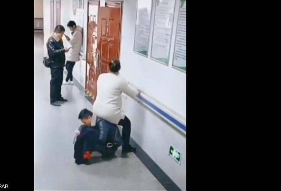 زوج يحول نفسه إلى كرسي من أجل زوجته الحامل