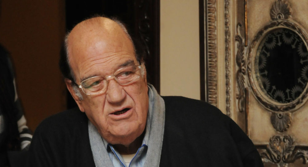 بالفيديو.. واقعة مثيرة بين حسن حسني وملكة عربية