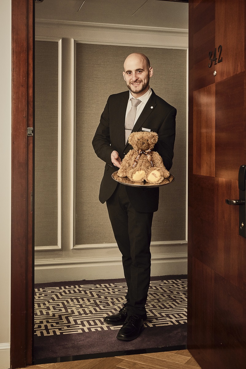 ماريوت لندن بارك لين يقدم خدمة دمى الدببة بالتعاون مع هامليز