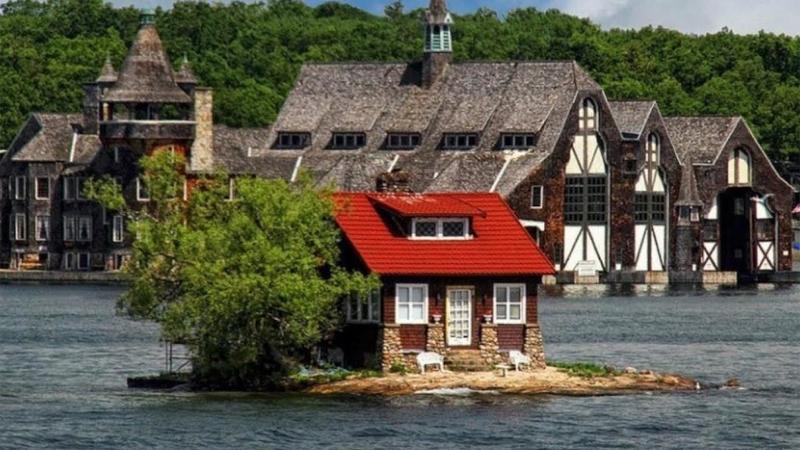 أصغر جزيرة في العالم بمنزل واحد فقط وشجرتين 