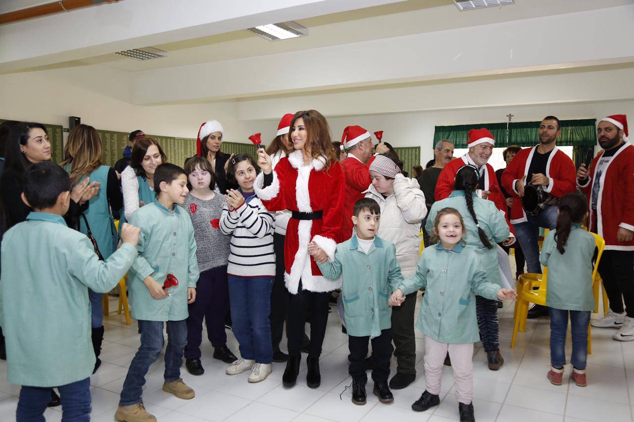 فيديو وصور نجوى كرم في زي بابا نويل توزع الهدايا على الأطفال