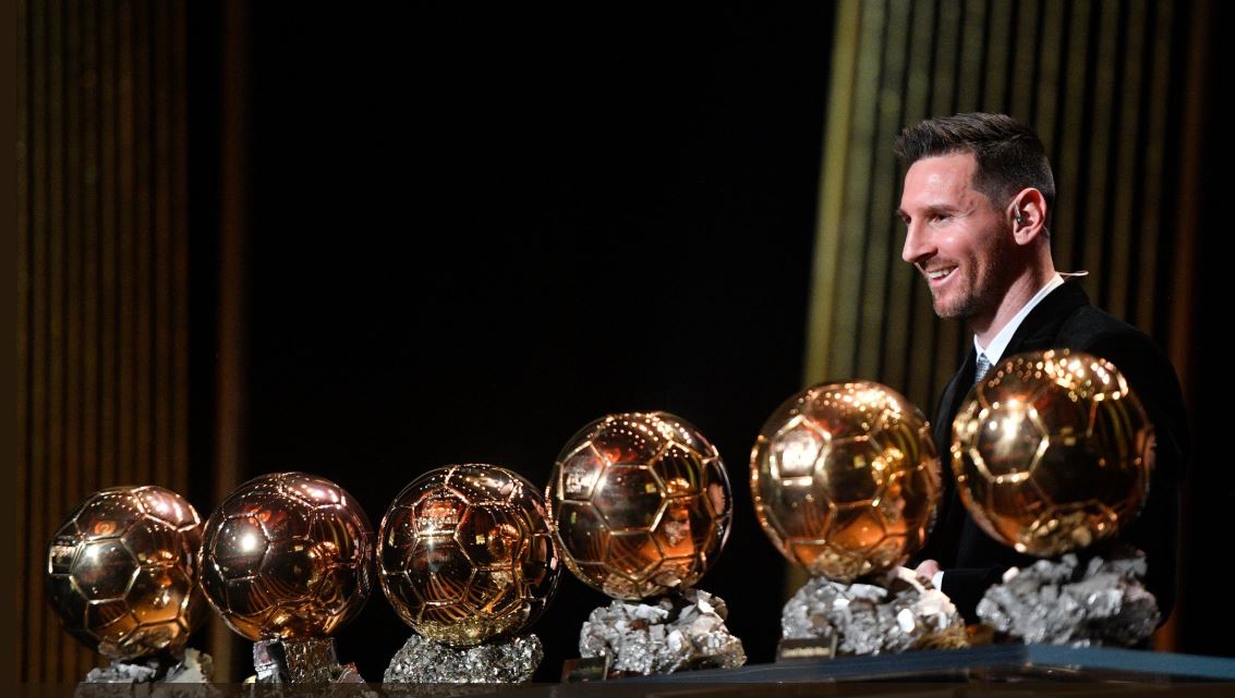 ميسي يتوج بجائزة الكرة الذهبية وصلاح خامسا