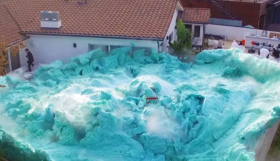 بالفيديو.. تجربة علمية في المنزل تفجر بركان من الرغوة !