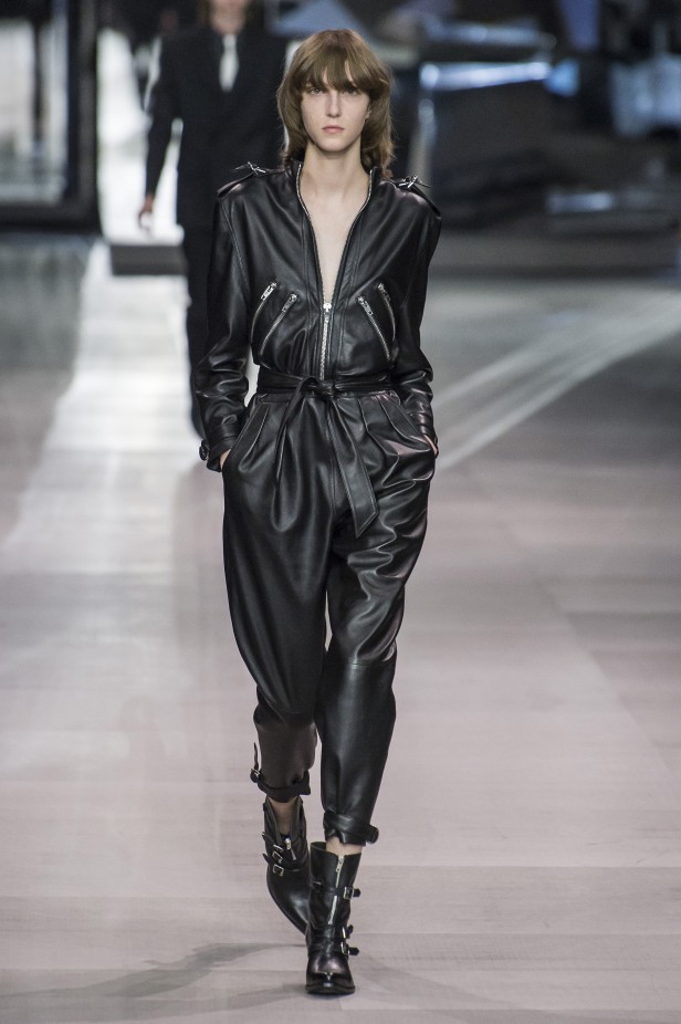 الجمبسوت الجلد نجم موضة الشتاء