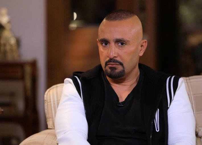 أحمد السقا اقتحم منزل أحد متابعيه في الرابعة فجرا .. فما السبب؟!