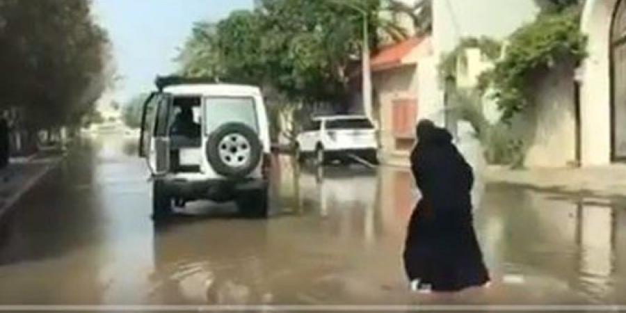 سيدة تتزلج بالعباءة على مياه الأمطار وتشعل مواقع التواصل
