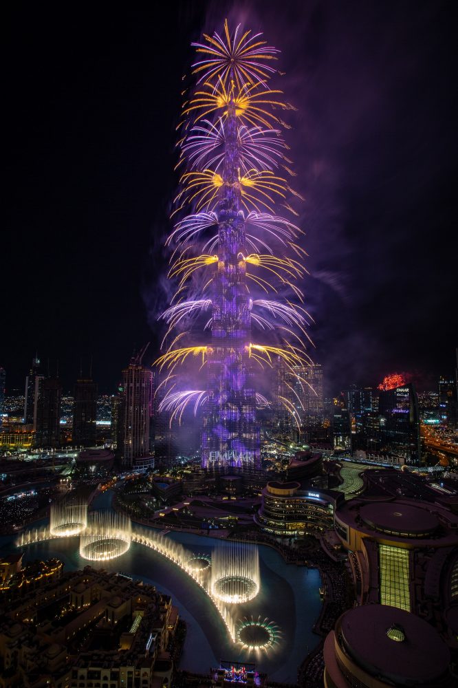 برج خليفة يبهر العالم بعرضٍ مذهل في وسط مدينة دبي بمناسبة رأس السنة الجديدة