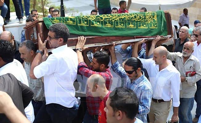 بالفيديو.. جنازة ناشطة عربية تتحول لحفلة من الغناء والتصفيق