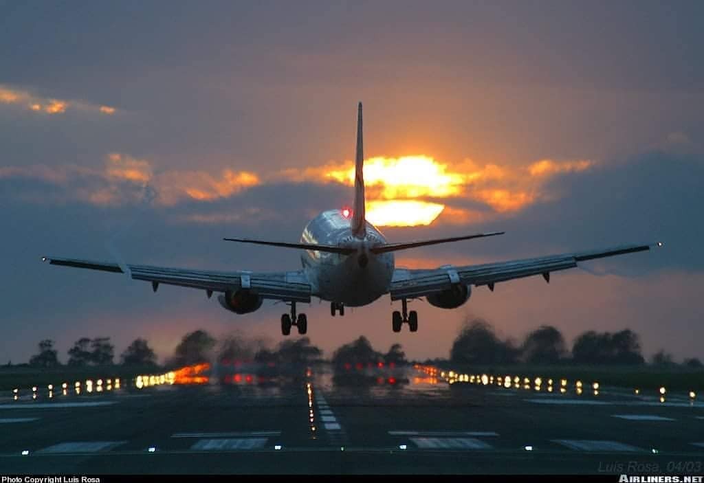 شاهد لحظات سقوط عجلة طائرة أثناء الإقلاع