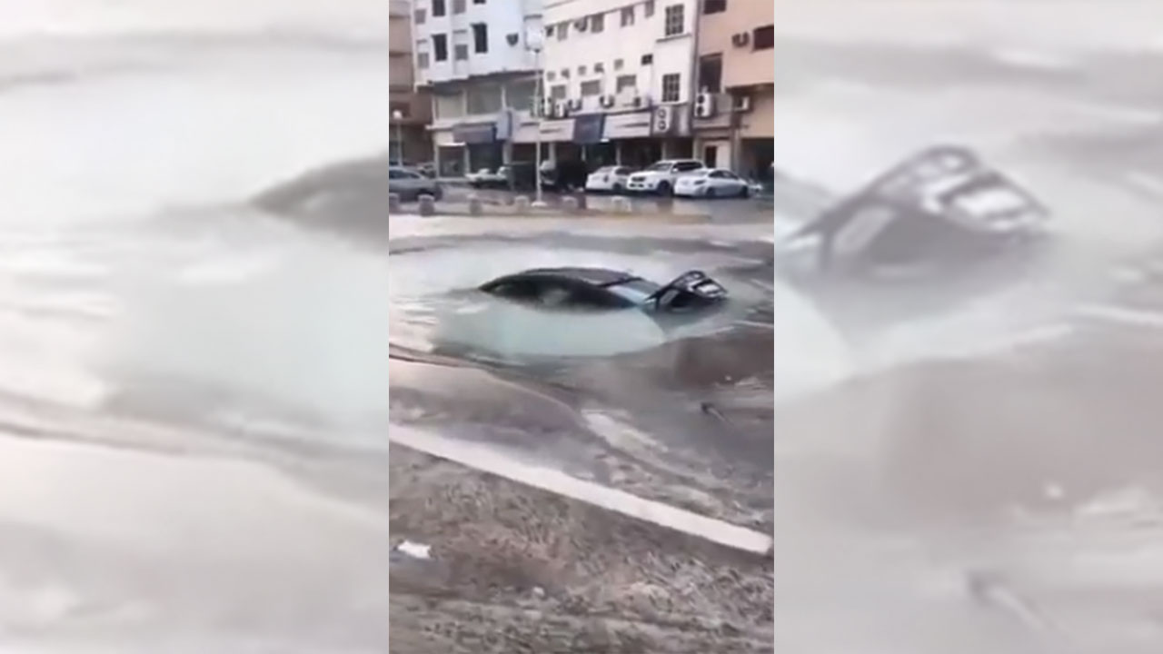 بالفيديو.. ظهور حفرة تبتلع السيارات بشكل مفاجئ في السعودية
