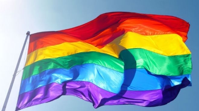 مذيع يعلن أنه مثلي بعد 27 سنة زواج .. فما هو رد فعل زوجته؟!