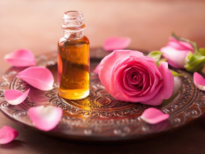 فوائد وماسكات زيت الورد للشعر