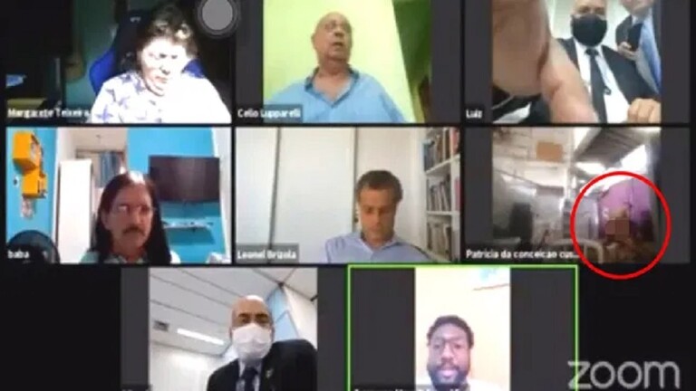 علاقة حميمية مباشرة في اجتماع حكومي عن بعد