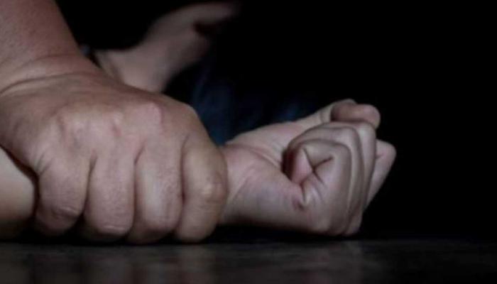 رجل يعذب طليقته الحامل ويقدمها لأصدقائه في اغتصاب جماعي