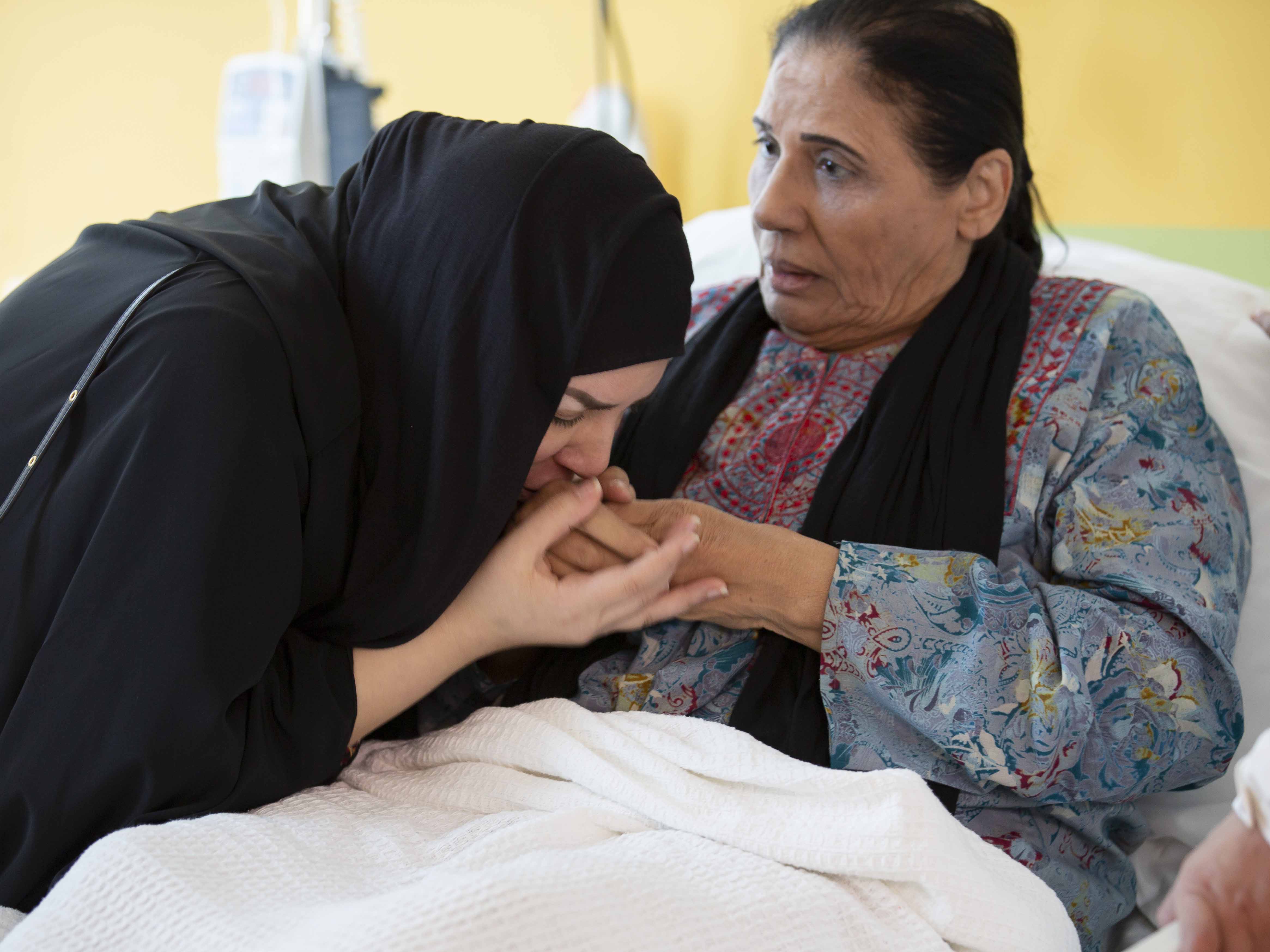 أسمهان توفيق تضحي بالغالي والنفيس لأجل عائلتها ضمن الدراما الخليجية "عافك الخاطر" 