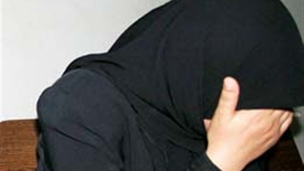 خانها في منزلها وحرمها من أطفالها.. سيدة تخلع زوجها