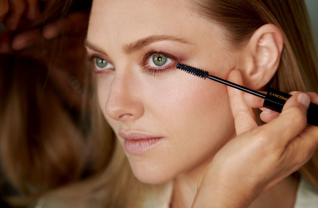 إطلالة ميكاج أماندا سيفريد من Lancôme