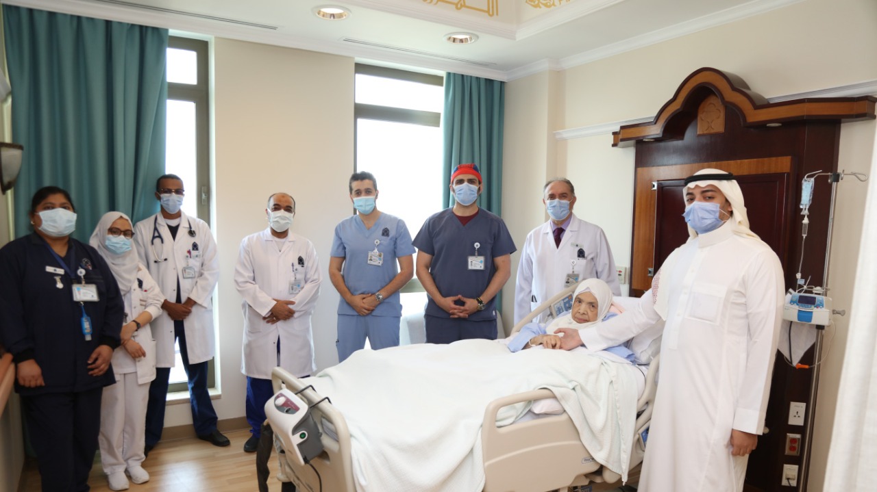بعد عملية دقيقة ونادرة: فريق الجراحين بالمركز الطبي الدولي ينقذ حياة مريضة عمرها 100عام