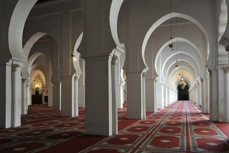 قتل مؤذن ومصل داخل مسجد بسبب خلاف على وقت الإقامة