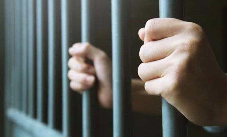 حبس مدرسة خطفت مديرها وأبرحته ضربا