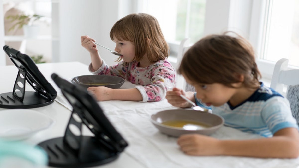 مشاهد الأطفال للتلفزيون أثناء الطعام يقلل مستواهم اللغوي