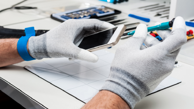 آبل تدفع ملايين الدولارات لشابة نشرت صورها الفاضحة على الإنترنت