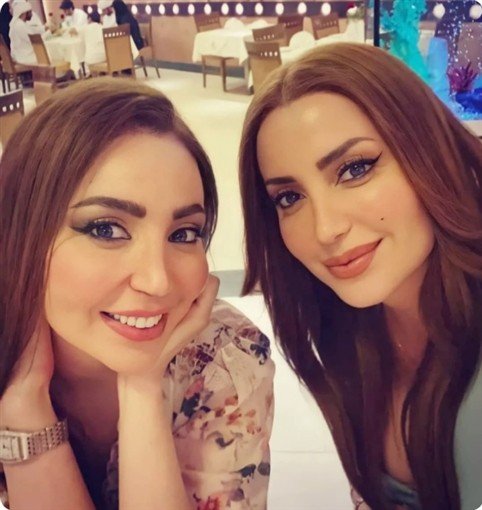 نسرين طافش تتصدر الترند بصورة مع شقيقتها