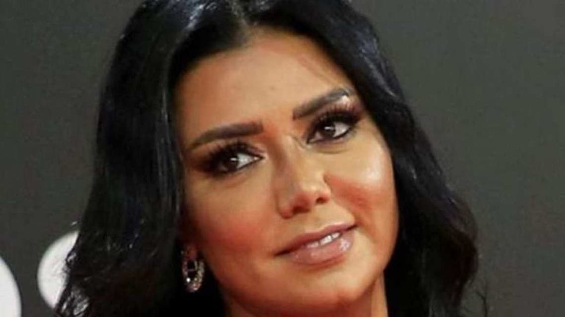 رانيا يوسف تفضل القضاء في المنزل