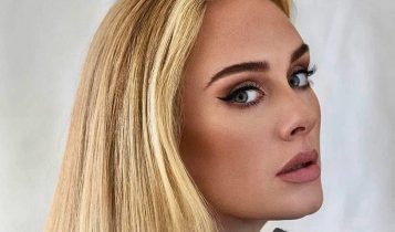 أديل تبكي نصف فرقتي مصابة بكورونا