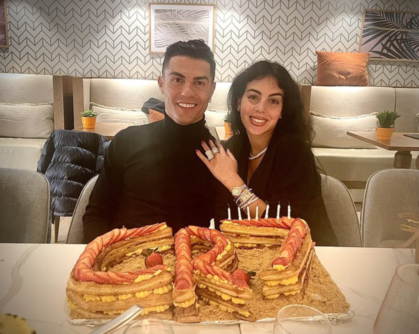 كريستيانو رونالدو يحتفل مع صديقته بعيد ميلاده الـ 37