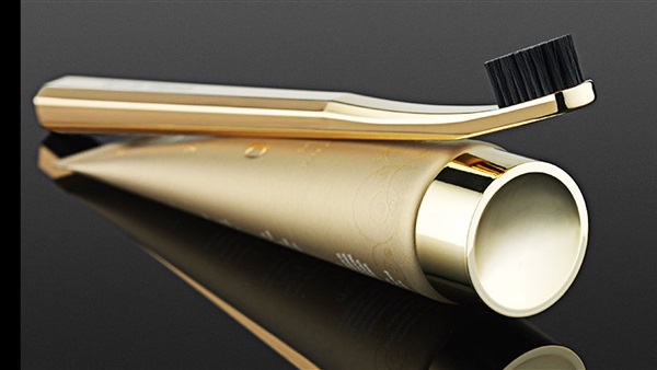 معجون ذهب عيار 24 يستخدمه محمد رمضان في تفريش أسنانه