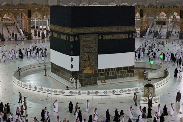ياسمين رئيس في العمرة