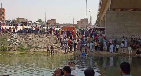 بمساعدة والدته.. زوج يقتل زوجته ويلقي جثتها في الترعة