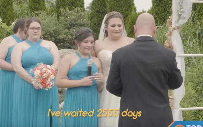 فيديو مؤثر لطفلة تطلب من عريس والدتها أن يصبح والدها في حفل زفافه