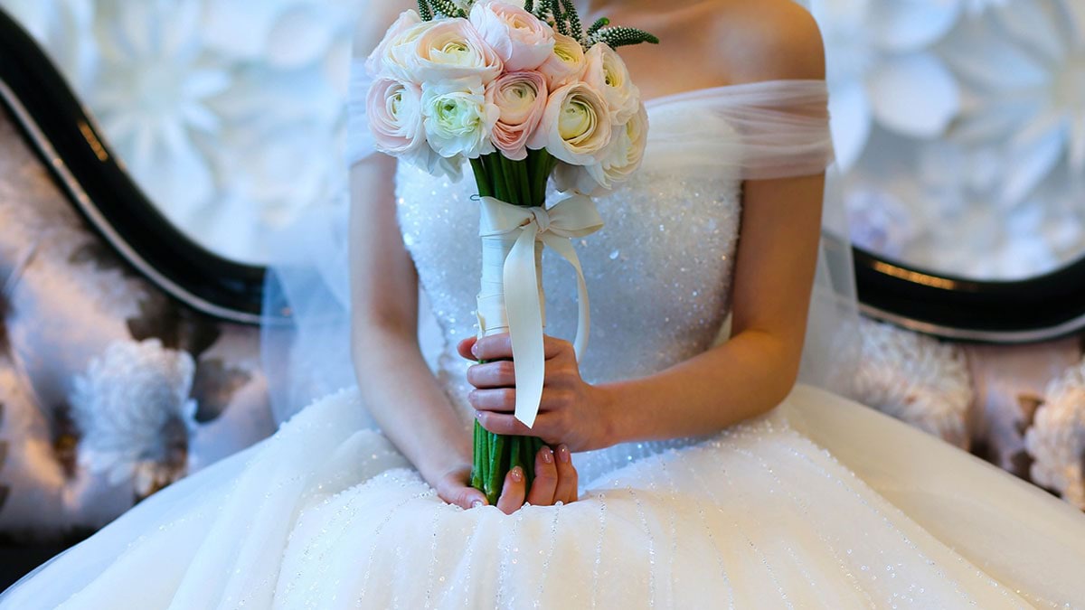 عريس يهدد والدته بمنعها من حضور زفافه لهذا السبب!