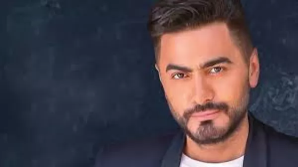 تامر حسن يفاجئ زوجته بتصرف رومانسي