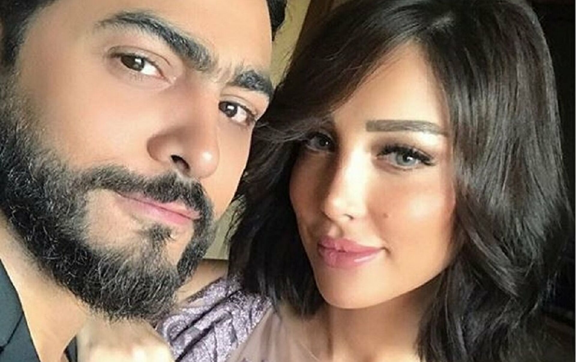تامر حسن يفاجئ زوجته بتصرف رومانسي
