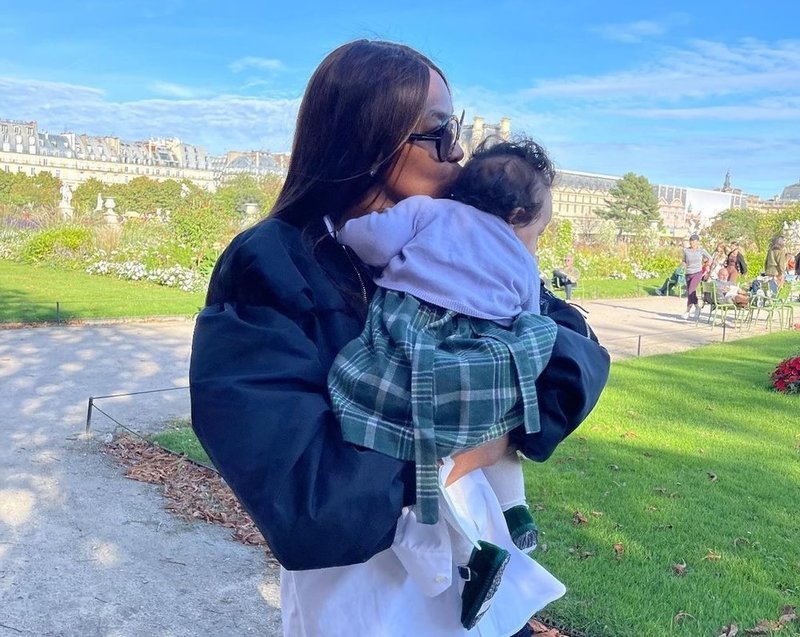 نعومي كامبل وابنتها